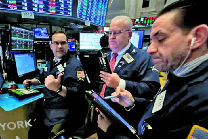 WALL STREET CAE DESDE MÁXIMOS HISTÓRICOS TRAS FUERTE AVANCE; TWITTER SE DESPLOMA