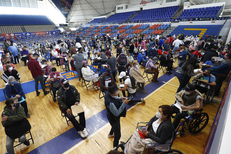 Detienen a funcionarios por ingresar irregularmente a sus familiares a la fila de vacunación