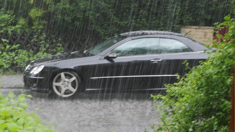 Sigue estos consejos de mecánica para cuidar tu auto con las lluvias