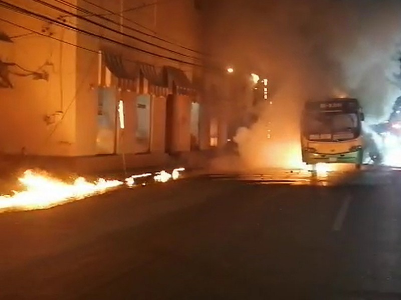 No es el DeLorean viajando al futuro, ¡es un camión quemándose!