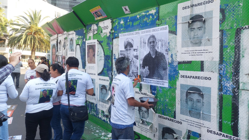 Instalan fotos en el Zócalo para “sembrar la memoria” de migrantes desaparecidos