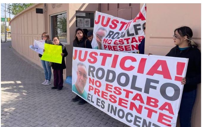 Lleva un año detenido por incendio de estación de INM; familiares se manifiestan en FGR