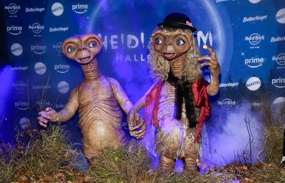 Rinde Heidi Klum honor a E.T. en fiesta anual de Halloween