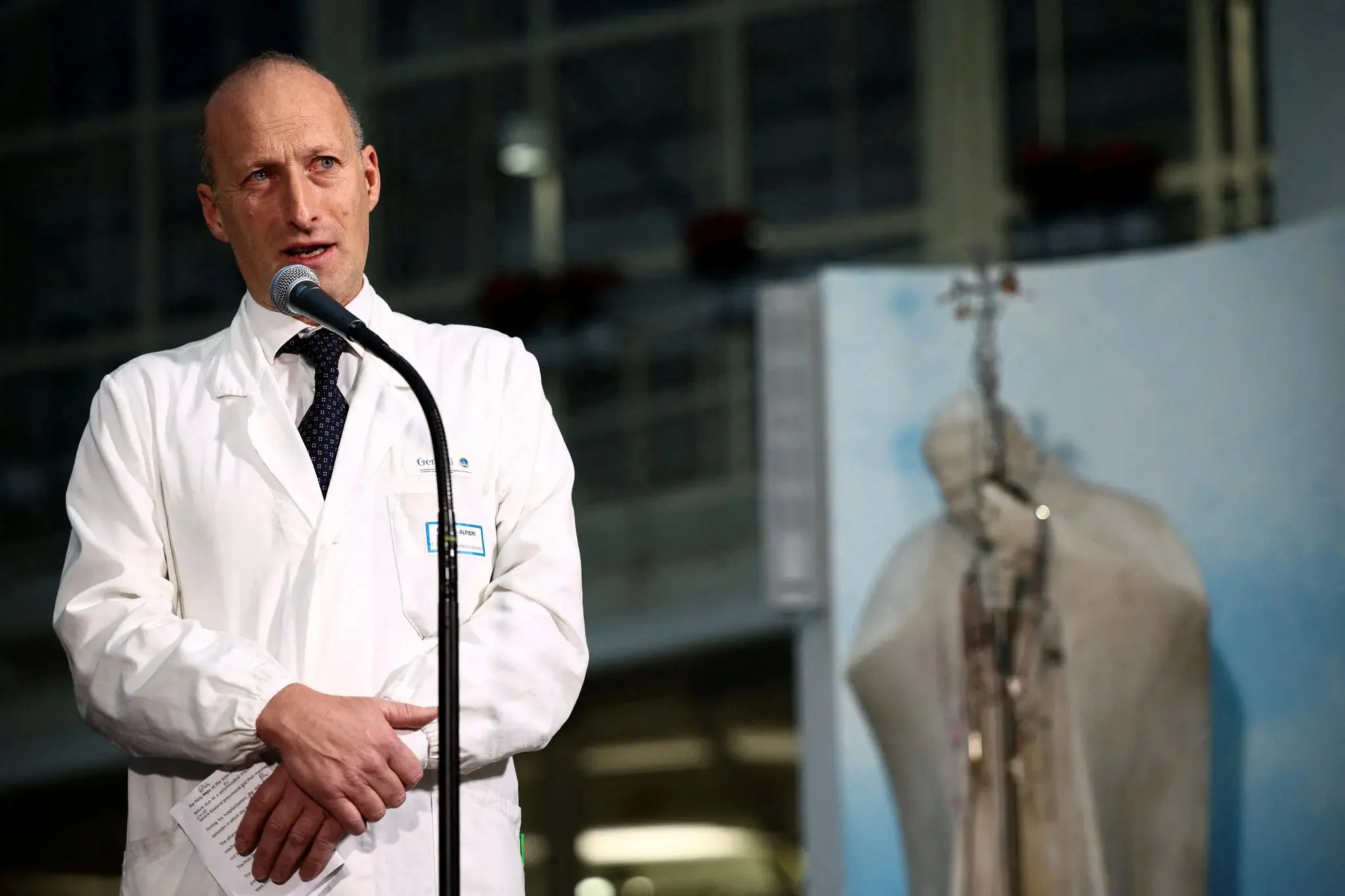 El papa Francisco estuvo a punto de morir en el hospital, dijo su médico