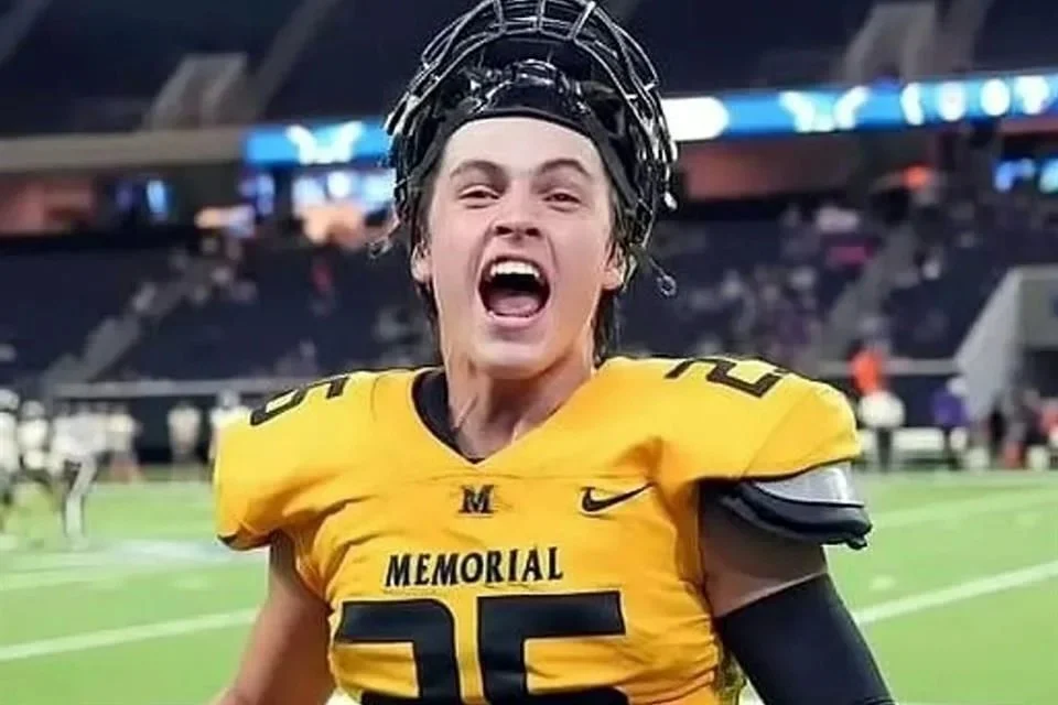 Asesina adolescente a joven promesa del americano en Texas