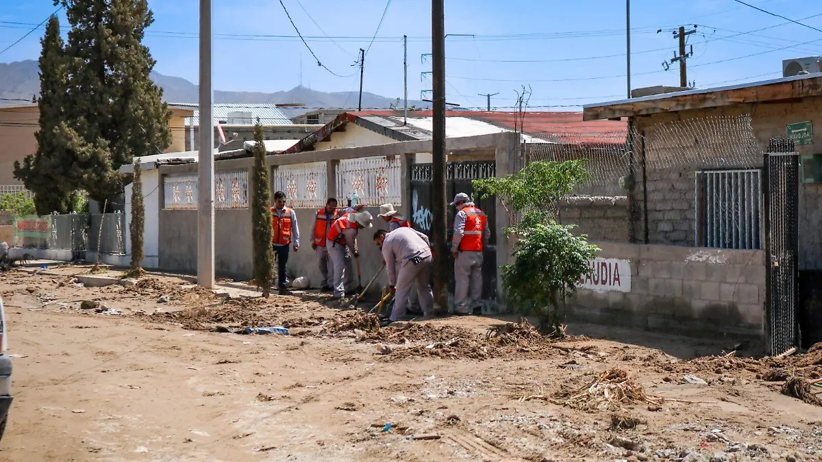 Tras lluvias torrenciales en Ciudad Juárez, retiran casi 400 toneladas de lodo y basura