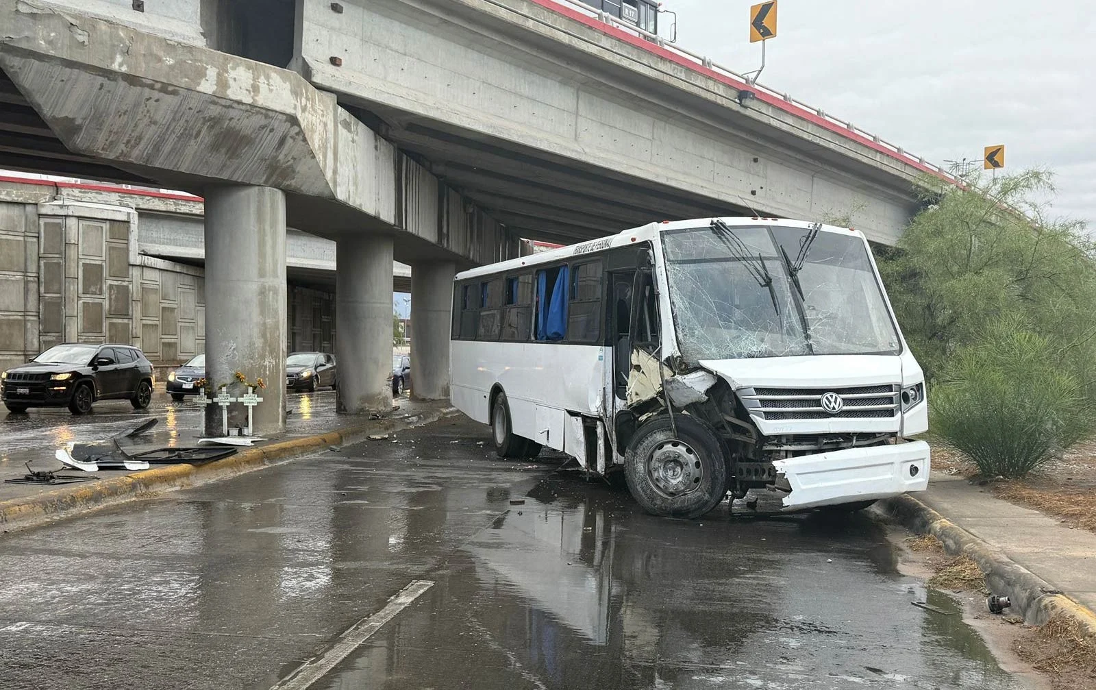 Rutero pierde el control y choca con pilares de puente