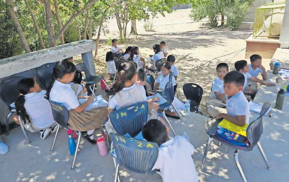 En medio de altas temperaturas, toman niños clases a la intemperie