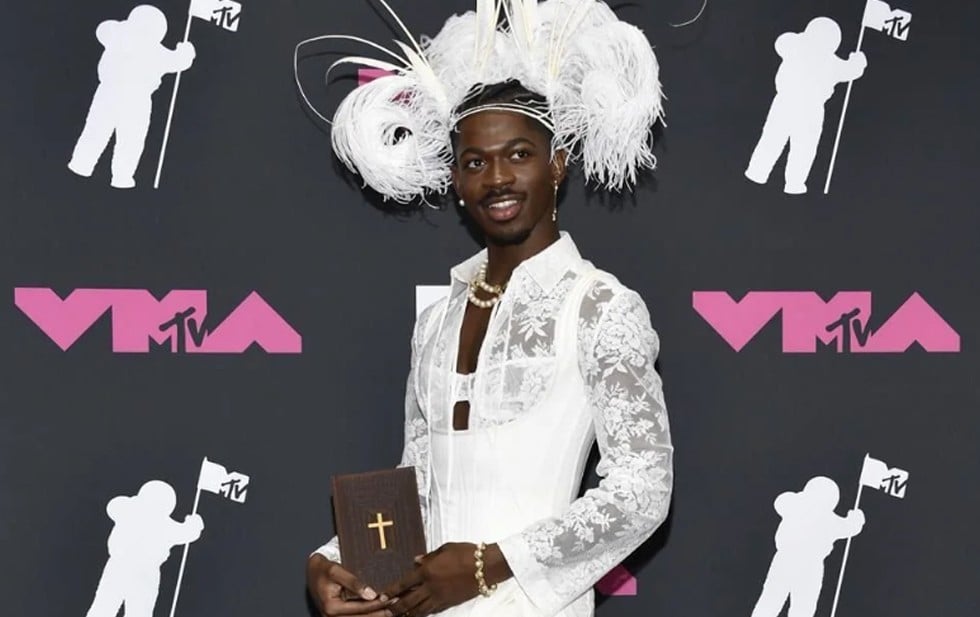 Hospitalizan a Lil Nas X tras caminar desnudo en Los Ángeles