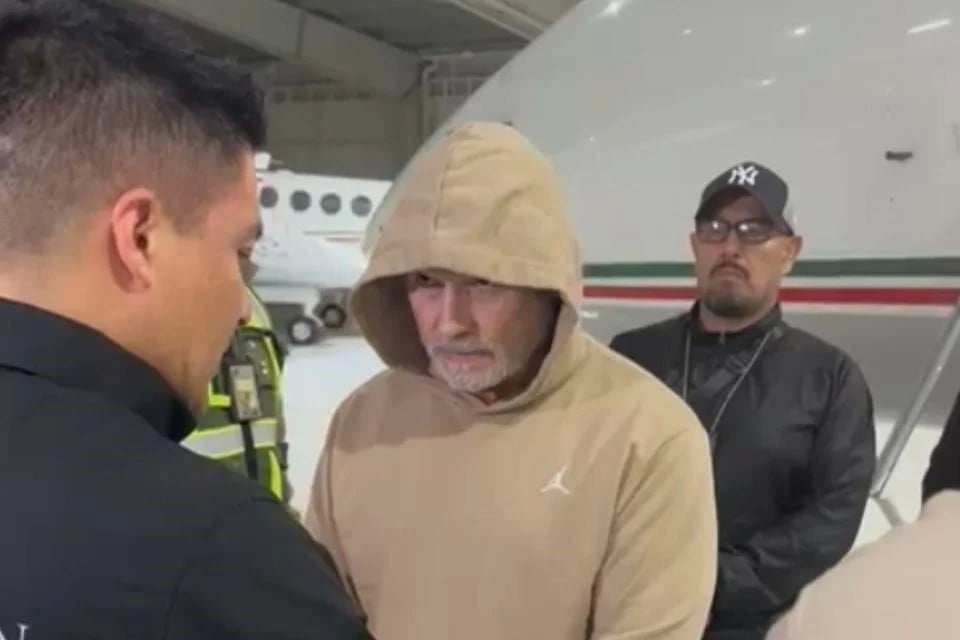 Llega a Toluca avión que transportaba a Bermúdez